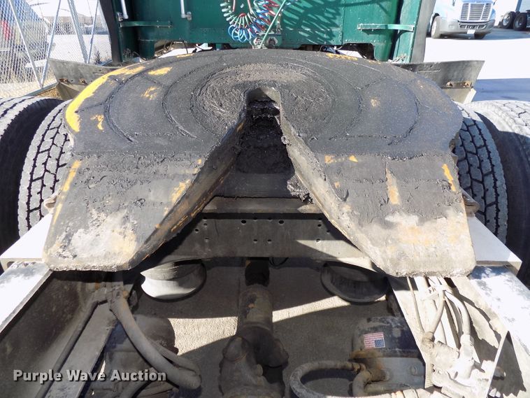 image for item DG2482 2000 Freightliner Classic XL FLD120 semi truck