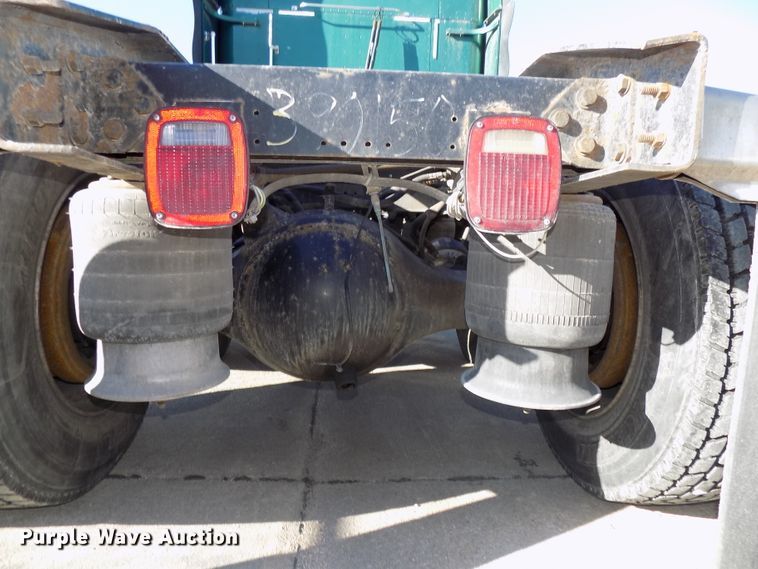 image for item DG2482 2000 Freightliner Classic XL FLD120 semi truck