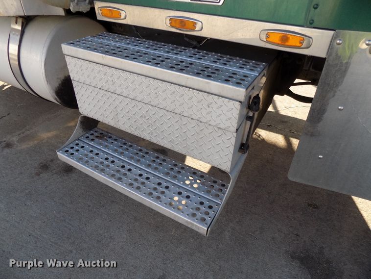 image for item DG2482 2000 Freightliner Classic XL FLD120 semi truck