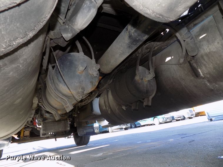 image for item DG2482 2000 Freightliner Classic XL FLD120 semi truck