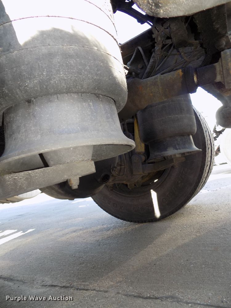 image for item DG2482 2000 Freightliner Classic XL FLD120 semi truck