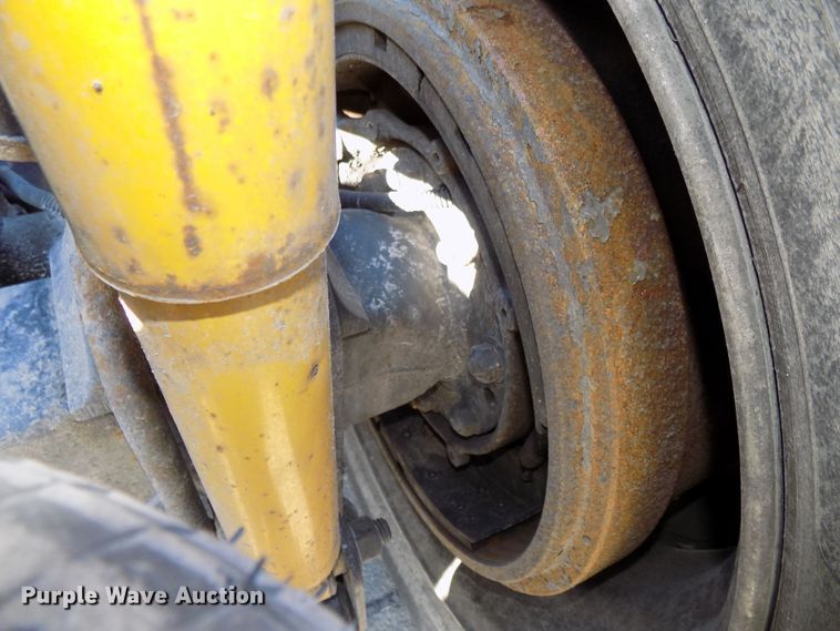 image for item DG2482 2000 Freightliner Classic XL FLD120 semi truck