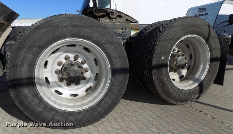 image for item DG2482 2000 Freightliner Classic XL FLD120 semi truck