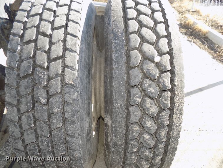 image for item DG2482 2000 Freightliner Classic XL FLD120 semi truck