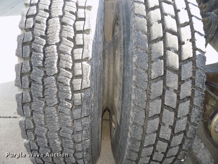 image for item DG2482 2000 Freightliner Classic XL FLD120 semi truck