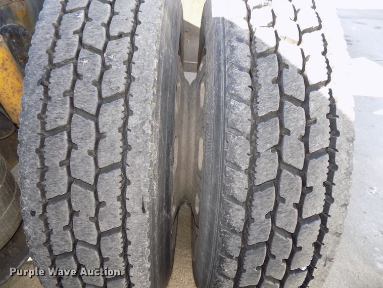 image for item DG2482 2000 Freightliner Classic XL FLD120 semi truck