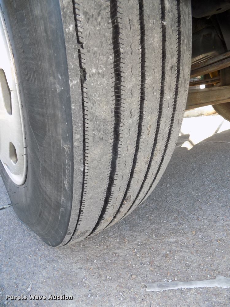 image for item DG2482 2000 Freightliner Classic XL FLD120 semi truck