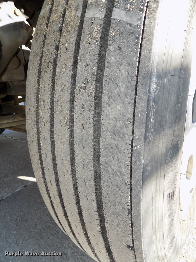 image for item DG2482 2000 Freightliner Classic XL FLD120 semi truck