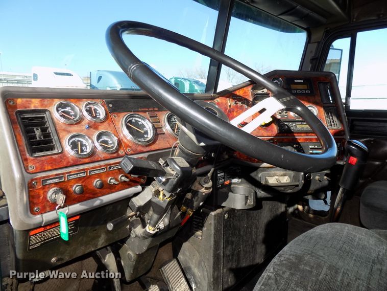 image for item DG2482 2000 Freightliner Classic XL FLD120 semi truck