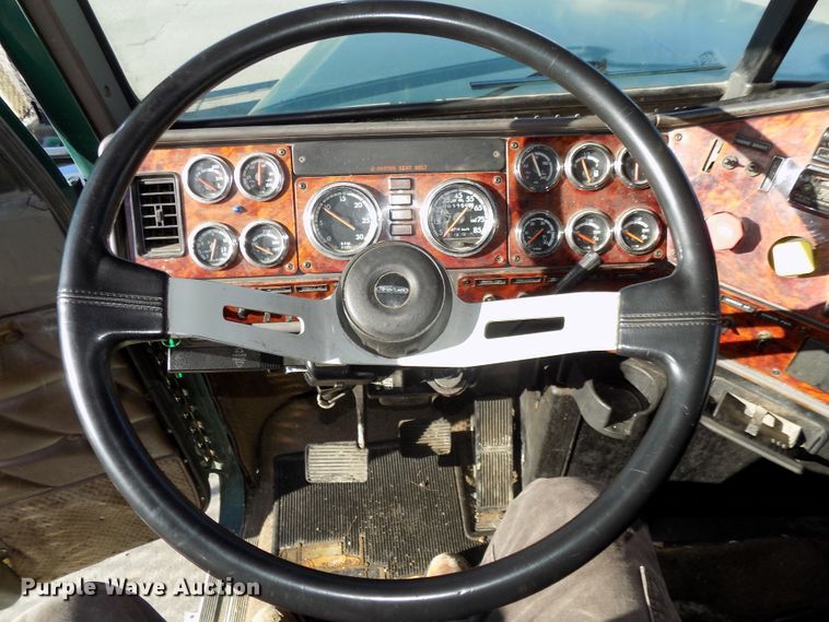 image for item DG2482 2000 Freightliner Classic XL FLD120 semi truck