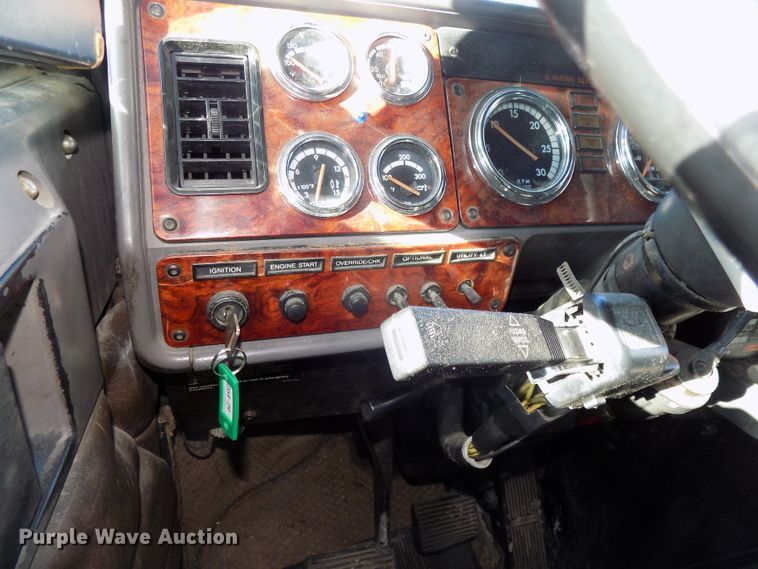 image for item DG2482 2000 Freightliner Classic XL FLD120 semi truck