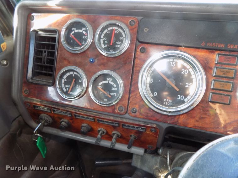 image for item DG2482 2000 Freightliner Classic XL FLD120 semi truck