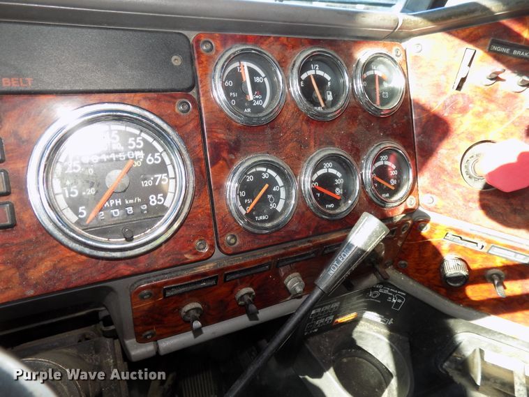 image for item DG2482 2000 Freightliner Classic XL FLD120 semi truck