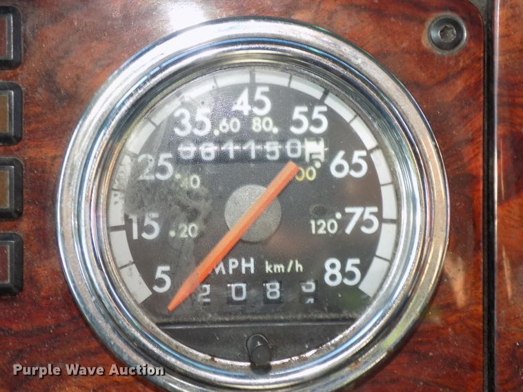 image for item DG2482 2000 Freightliner Classic XL FLD120 semi truck