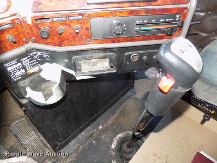 image for item DG2482 2000 Freightliner Classic XL FLD120 semi truck