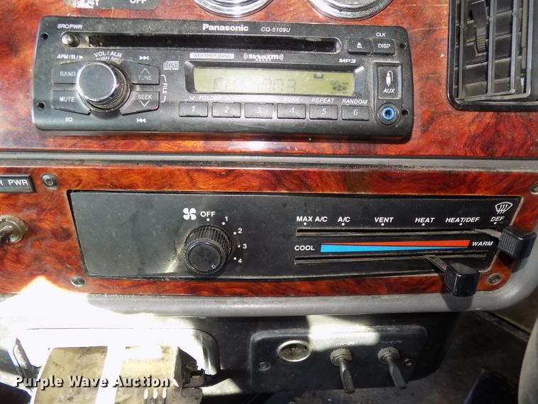 image for item DG2482 2000 Freightliner Classic XL FLD120 semi truck