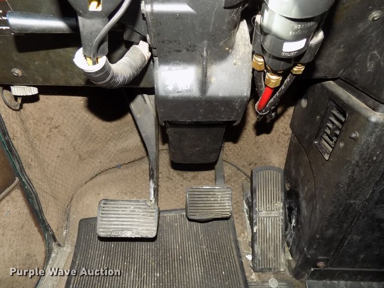 image for item DG2482 2000 Freightliner Classic XL FLD120 semi truck