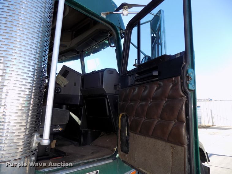 image for item DG2482 2000 Freightliner Classic XL FLD120 semi truck