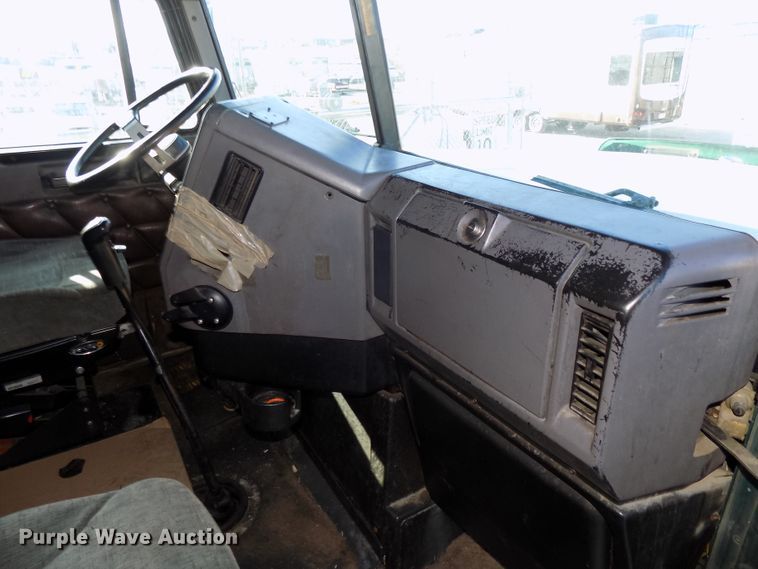 image for item DG2482 2000 Freightliner Classic XL FLD120 semi truck