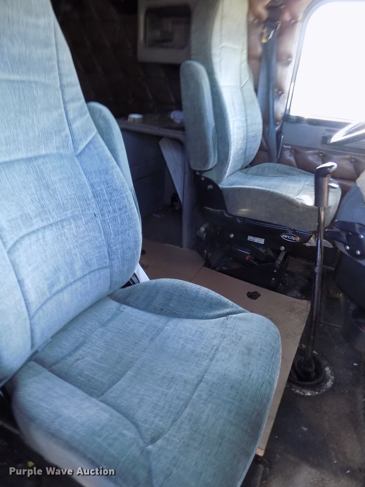 image for item DG2482 2000 Freightliner Classic XL FLD120 semi truck