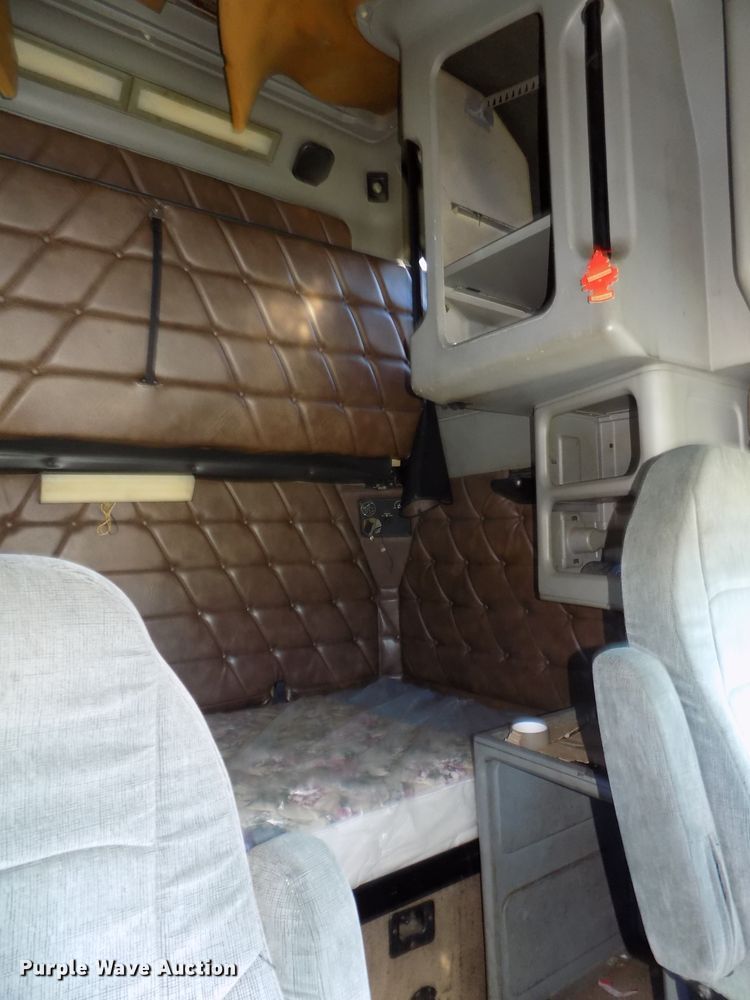 image for item DG2482 2000 Freightliner Classic XL FLD120 semi truck