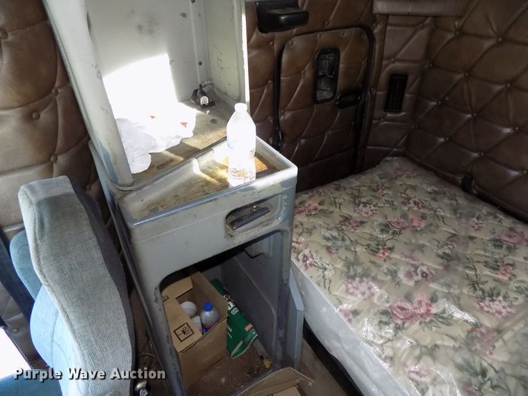 image for item DG2482 2000 Freightliner Classic XL FLD120 semi truck