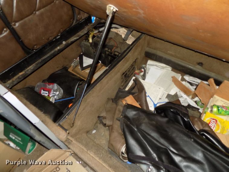 image for item DG2482 2000 Freightliner Classic XL FLD120 semi truck