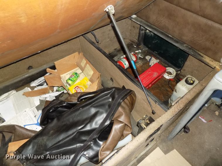 image for item DG2482 2000 Freightliner Classic XL FLD120 semi truck