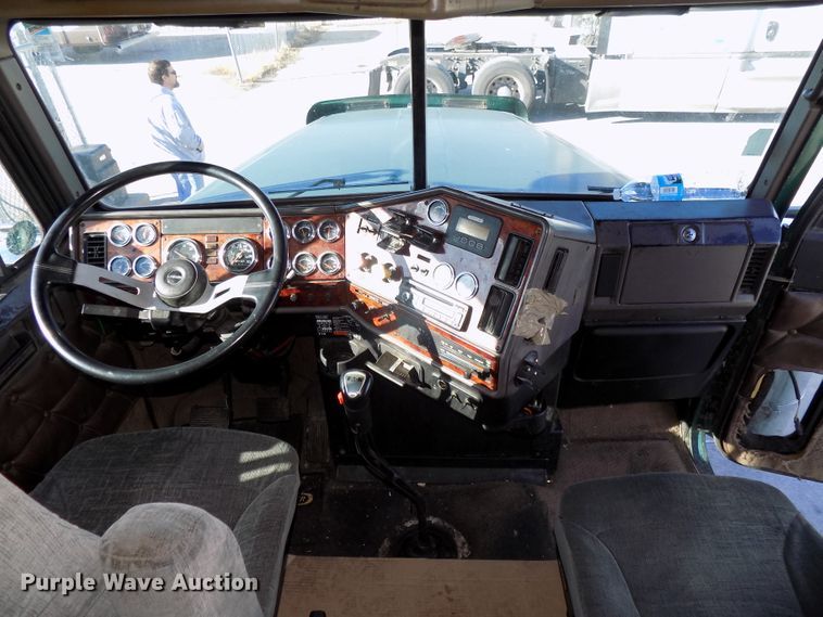 image for item DG2482 2000 Freightliner Classic XL FLD120 semi truck