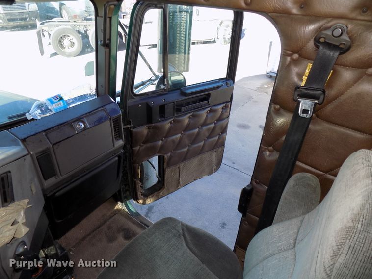 image for item DG2482 2000 Freightliner Classic XL FLD120 semi truck