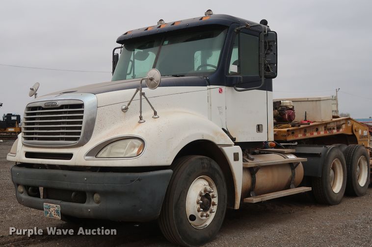 image for item DG4246 2007 Freightliner Columbia semi truck