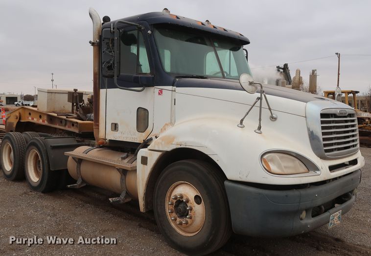 image for item DG4246 2007 Freightliner Columbia semi truck