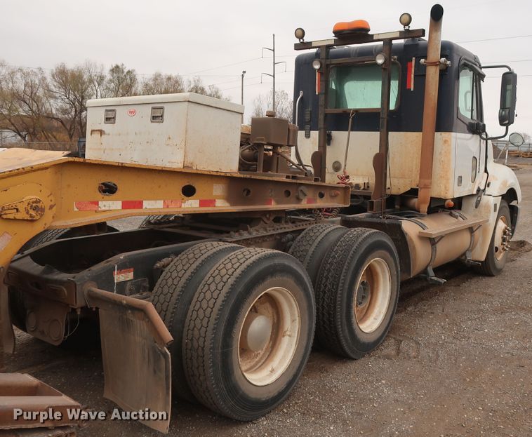 image for item DG4246 2007 Freightliner Columbia semi truck