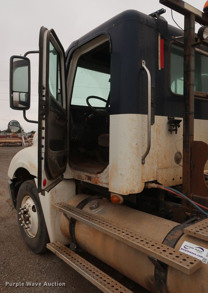 image for item DG4246 2007 Freightliner Columbia semi truck