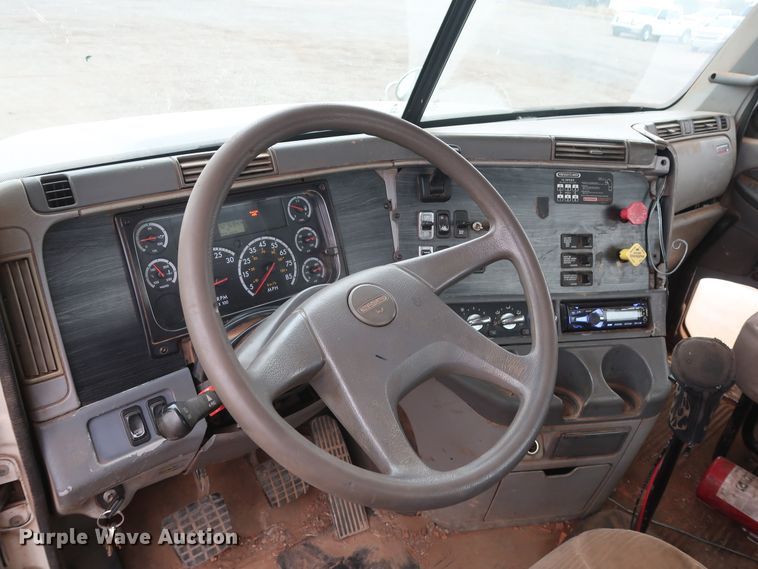 image for item DG4246 2007 Freightliner Columbia semi truck