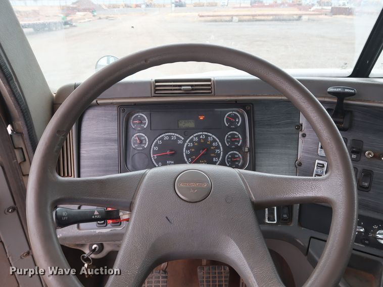 image for item DG4246 2007 Freightliner Columbia semi truck