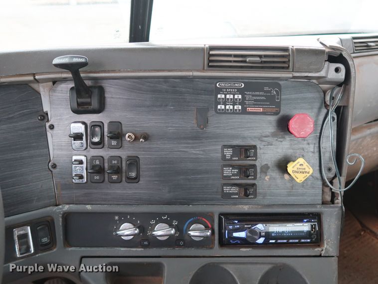 image for item DG4246 2007 Freightliner Columbia semi truck