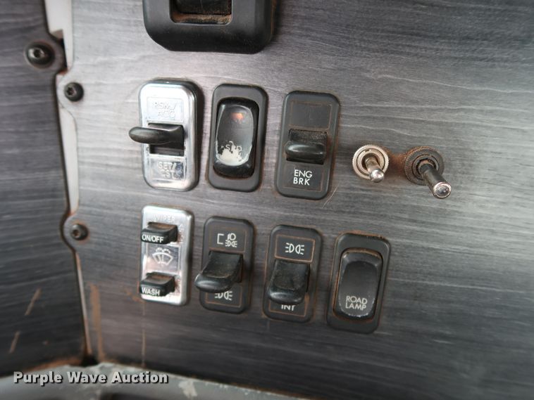 image for item DG4246 2007 Freightliner Columbia semi truck