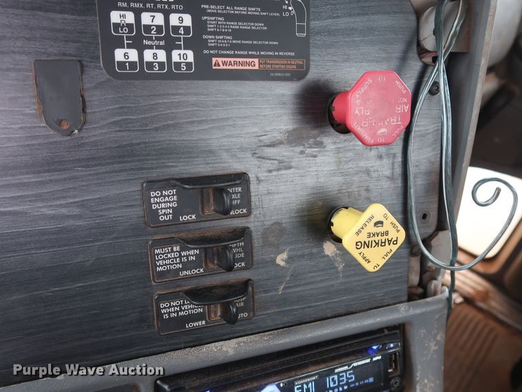 image for item DG4246 2007 Freightliner Columbia semi truck