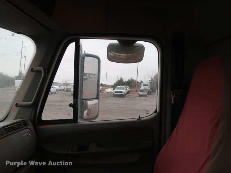 image for item DG4246 2007 Freightliner Columbia semi truck