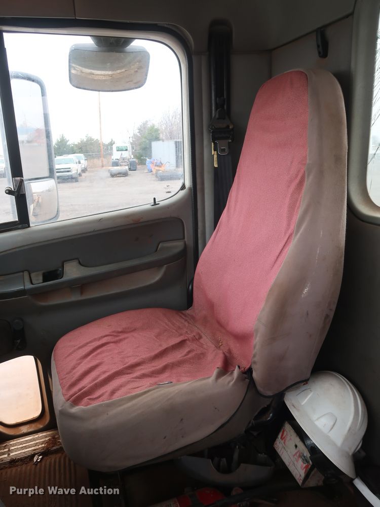 image for item DG4246 2007 Freightliner Columbia semi truck