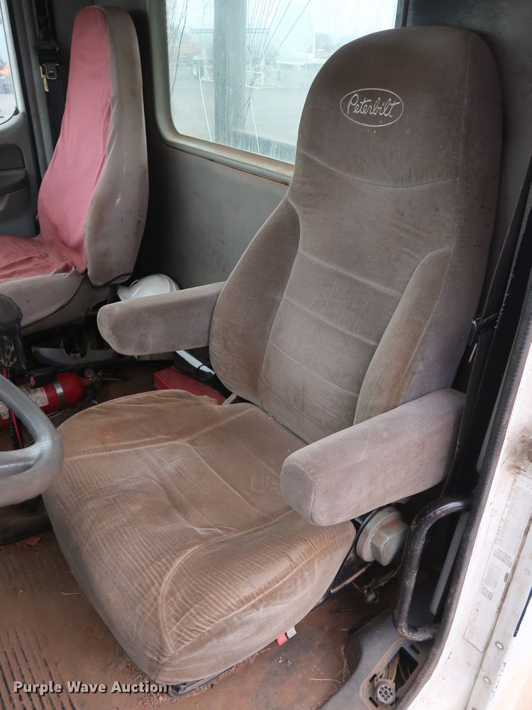 image for item DG4246 2007 Freightliner Columbia semi truck