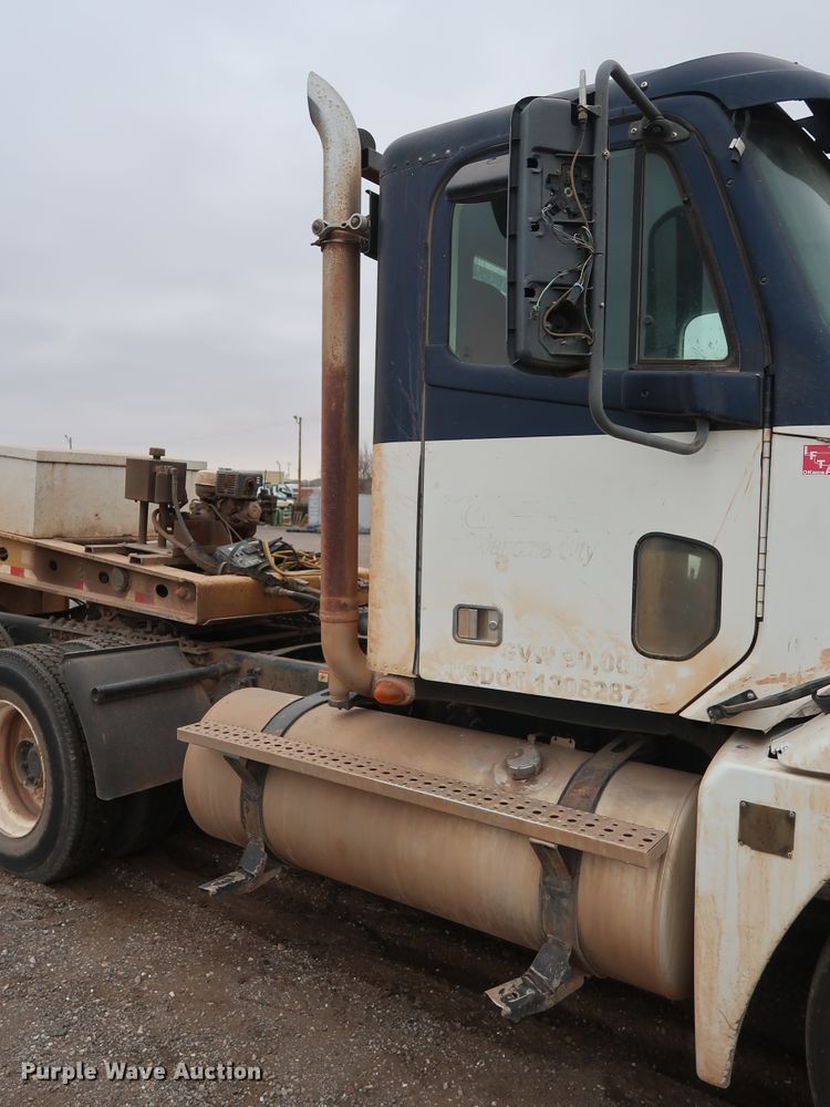 image for item DG4246 2007 Freightliner Columbia semi truck