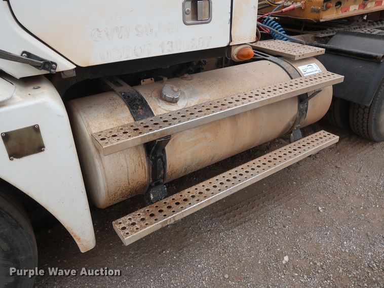 image for item DG4246 2007 Freightliner Columbia semi truck