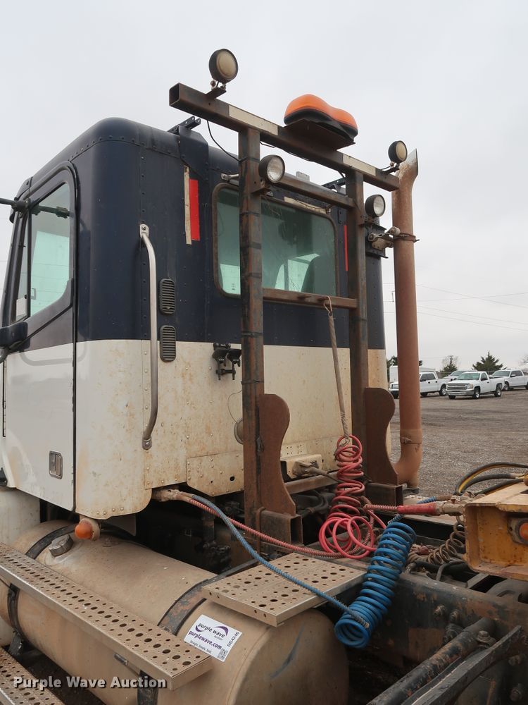 image for item DG4246 2007 Freightliner Columbia semi truck