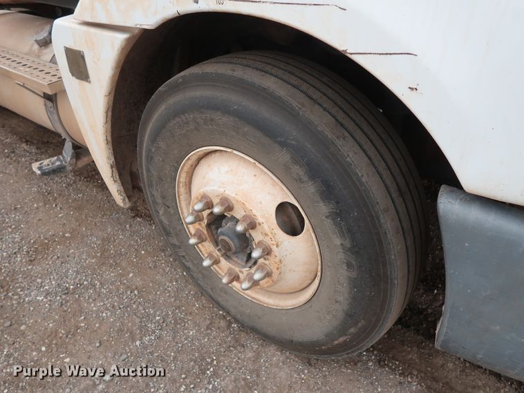 image for item DG4246 2007 Freightliner Columbia semi truck