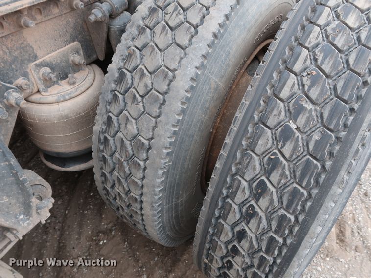 image for item DG4246 2007 Freightliner Columbia semi truck