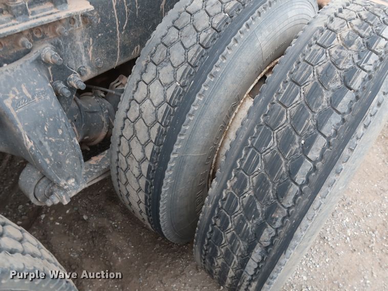 image for item DG4246 2007 Freightliner Columbia semi truck