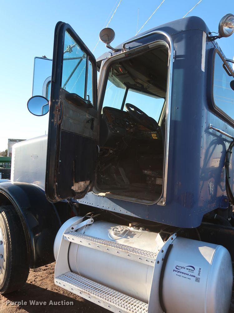 image for item DG4248 2001 Peterbilt 378 truck cab and chassis