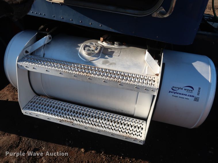 image for item DG4248 2001 Peterbilt 378 truck cab and chassis